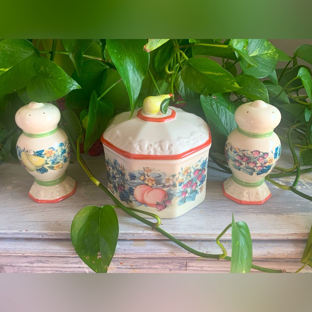 AVON Vintage Sweet Country Harvest Ceramic Dish and Shaker Set